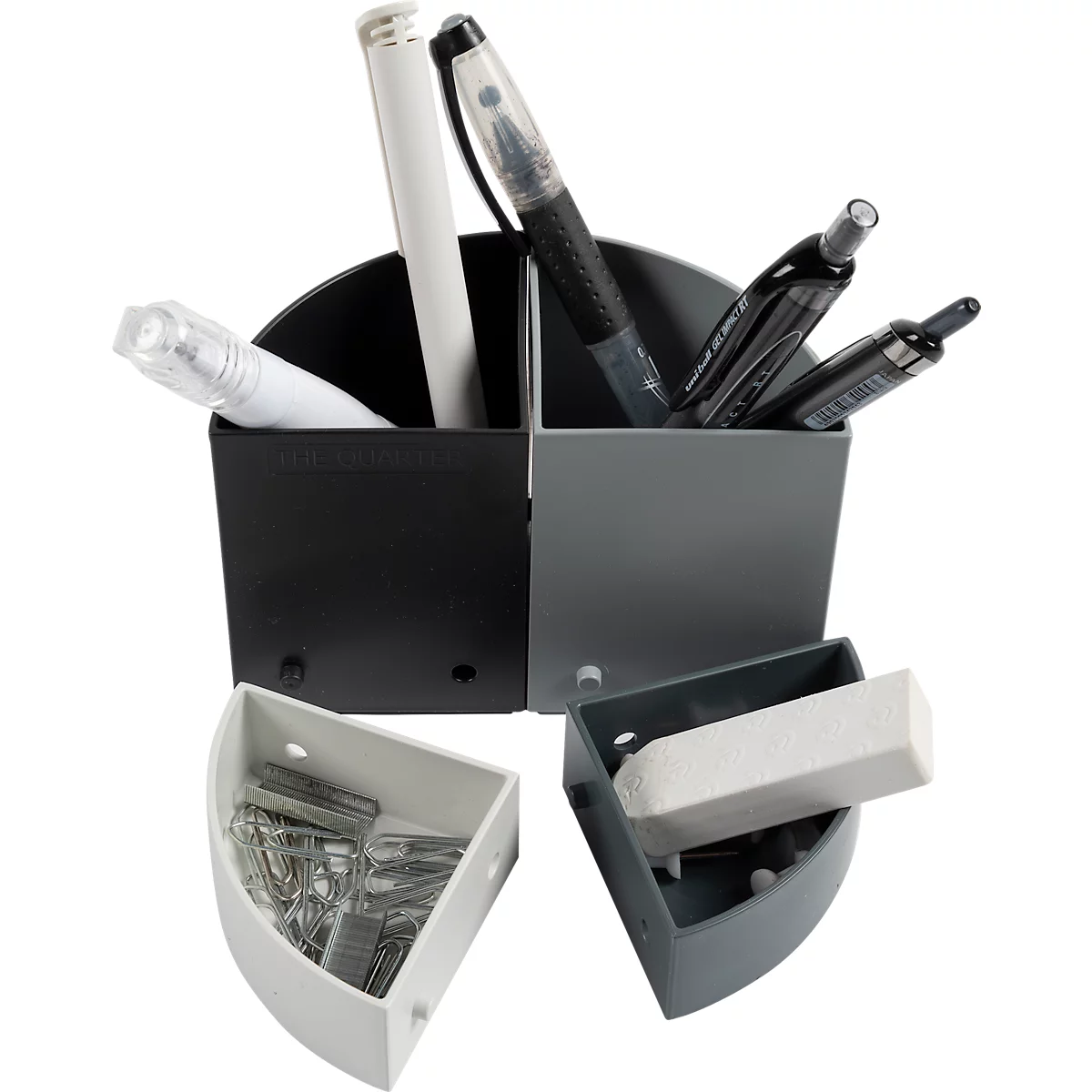 Ein geteilter Schreibtisch-Organizer mit Stiften, Radiergummi und Büroklammern. Die Box hat verschiedene Fächer in Grau, Schwarz und Weiss.