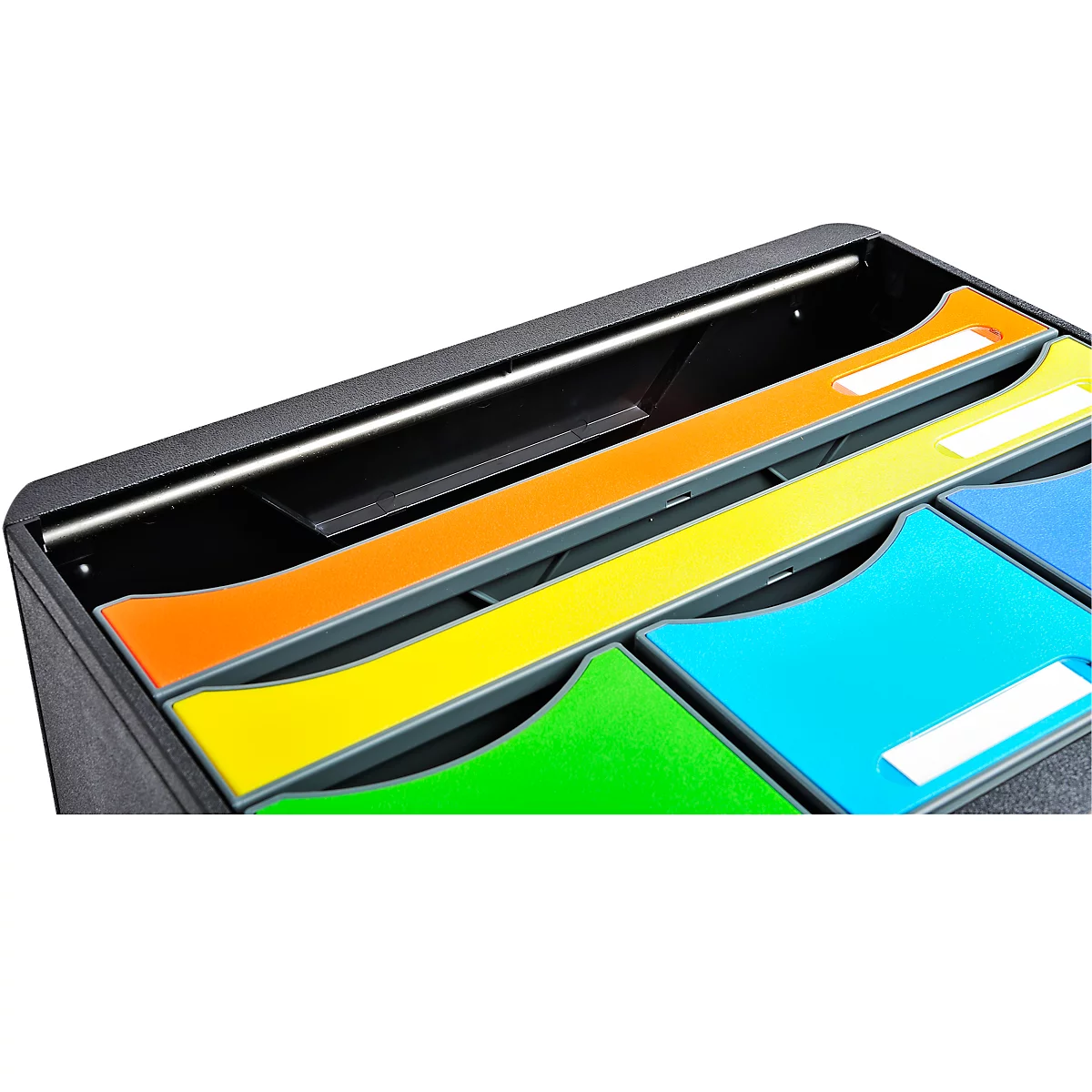 Gros plan sur une poubelle avec des compartiments colorés. Noir en haut, suivi de orange, jaune, vert et bleu.