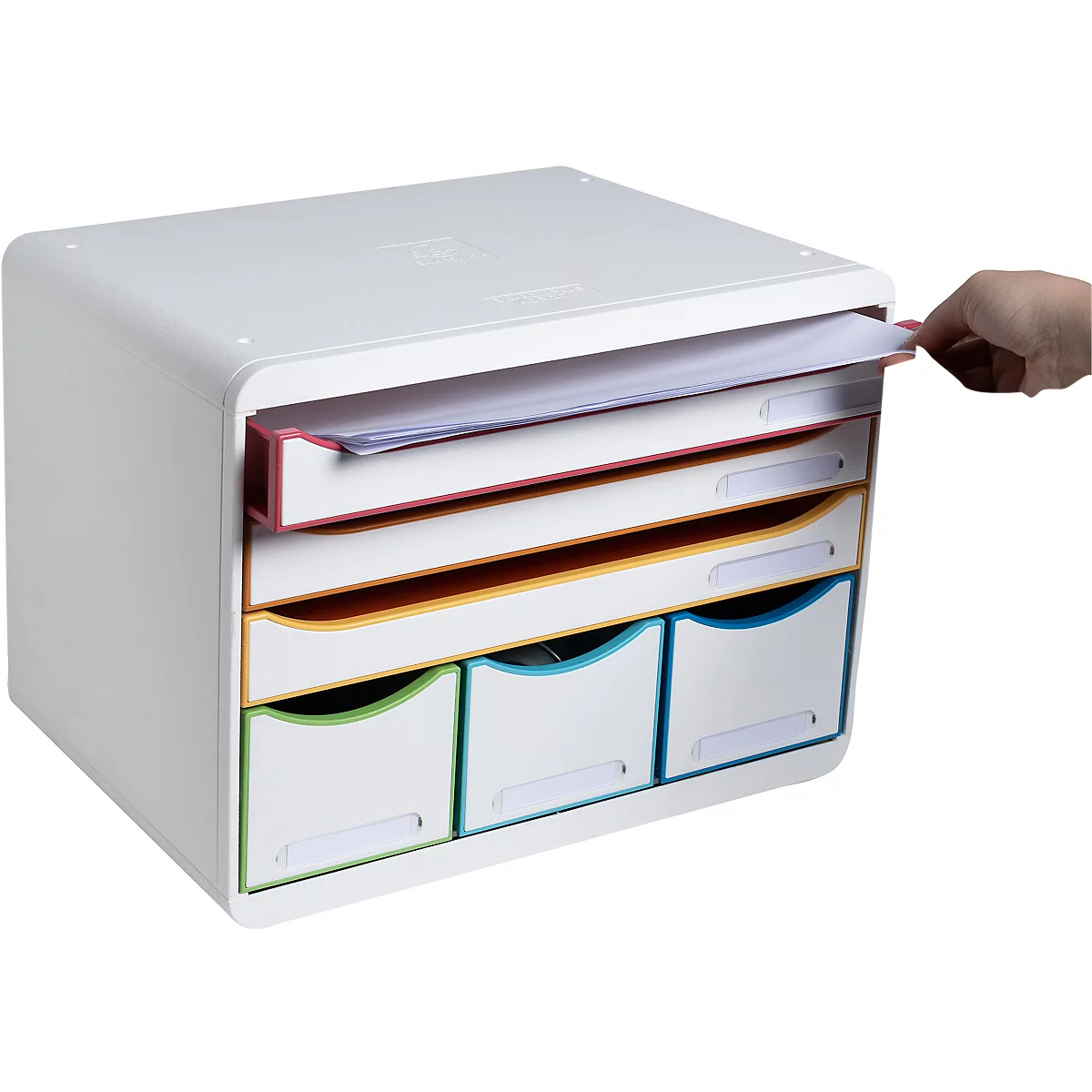 Ein weißer Ablageschrank mit vier Schubladen in verschiedenen Farben, eine Hand zieht eine Schublade heraus.