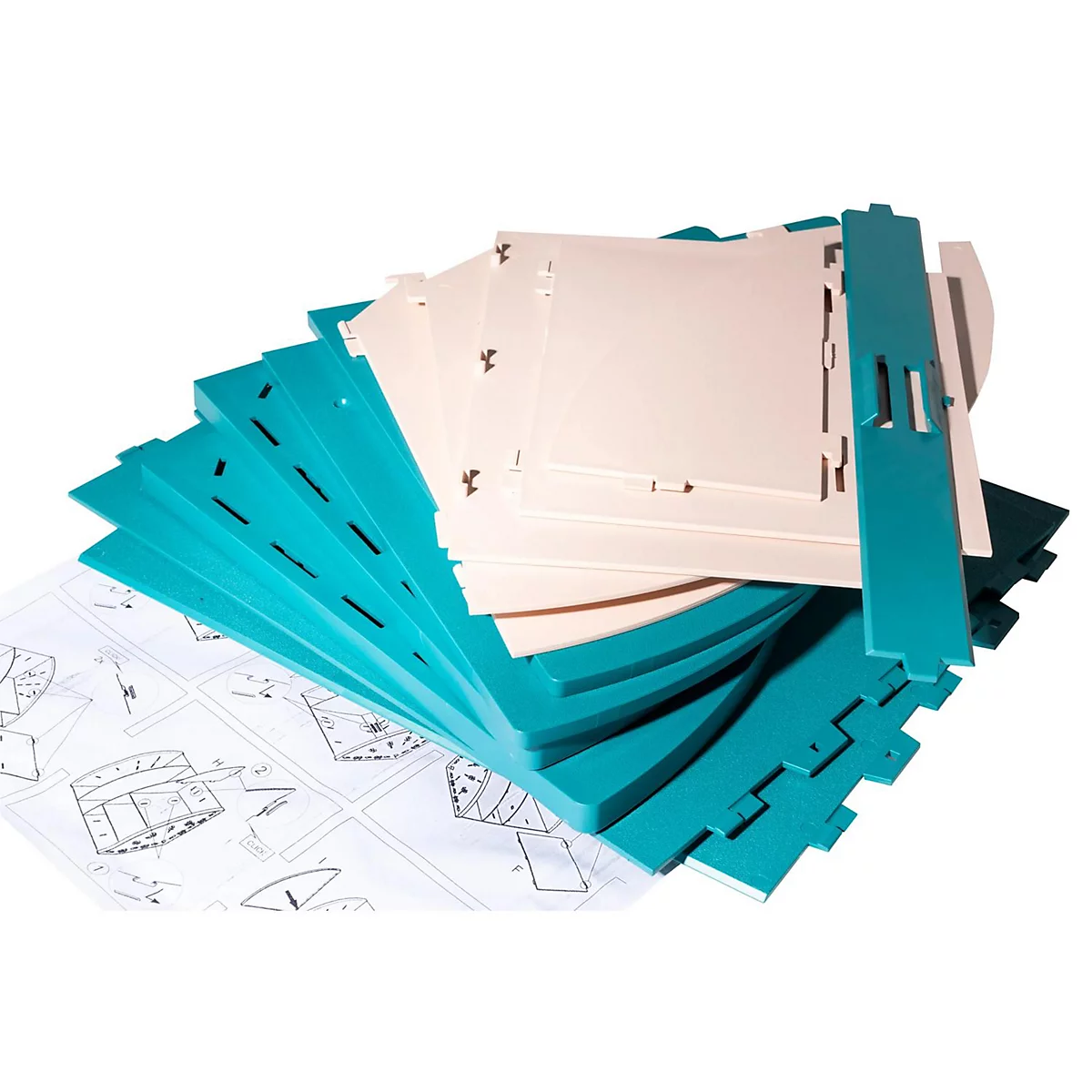 Pièces de puzzle bleues et beiges avec instructions sur fond blanc. Les pièces ne sont pas encore assemblées.