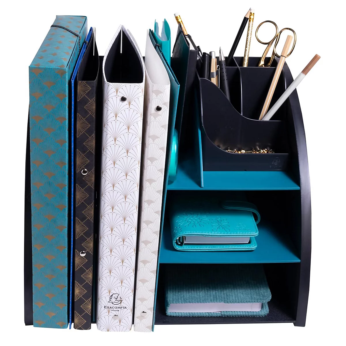 Schreibtisch-Organizer mit Ablagefächern, in denen Ordner, Notizbücher, Stifte und eine Schere aufbewahrt werden.