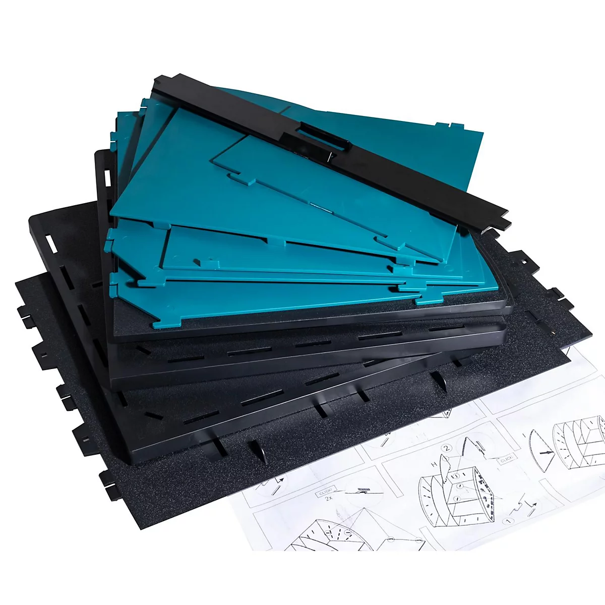 Mehrere blaue und schwarze Kunststoffteile, Teile einer Montageanleitung liegen daneben.