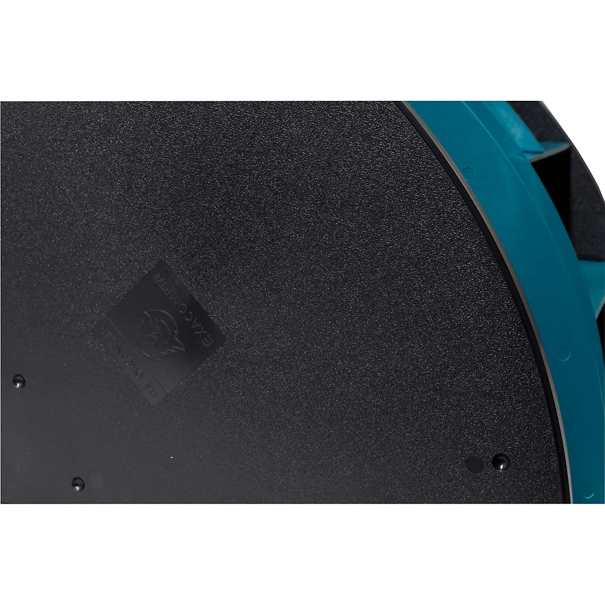 Nahaufnahme einer schwarzen, strukturierten Oberfläche, die einen Teil eines runden Objekts bildet, mit einer türkisfarbenen Kante. Kleine Schrift ist zu sehen.