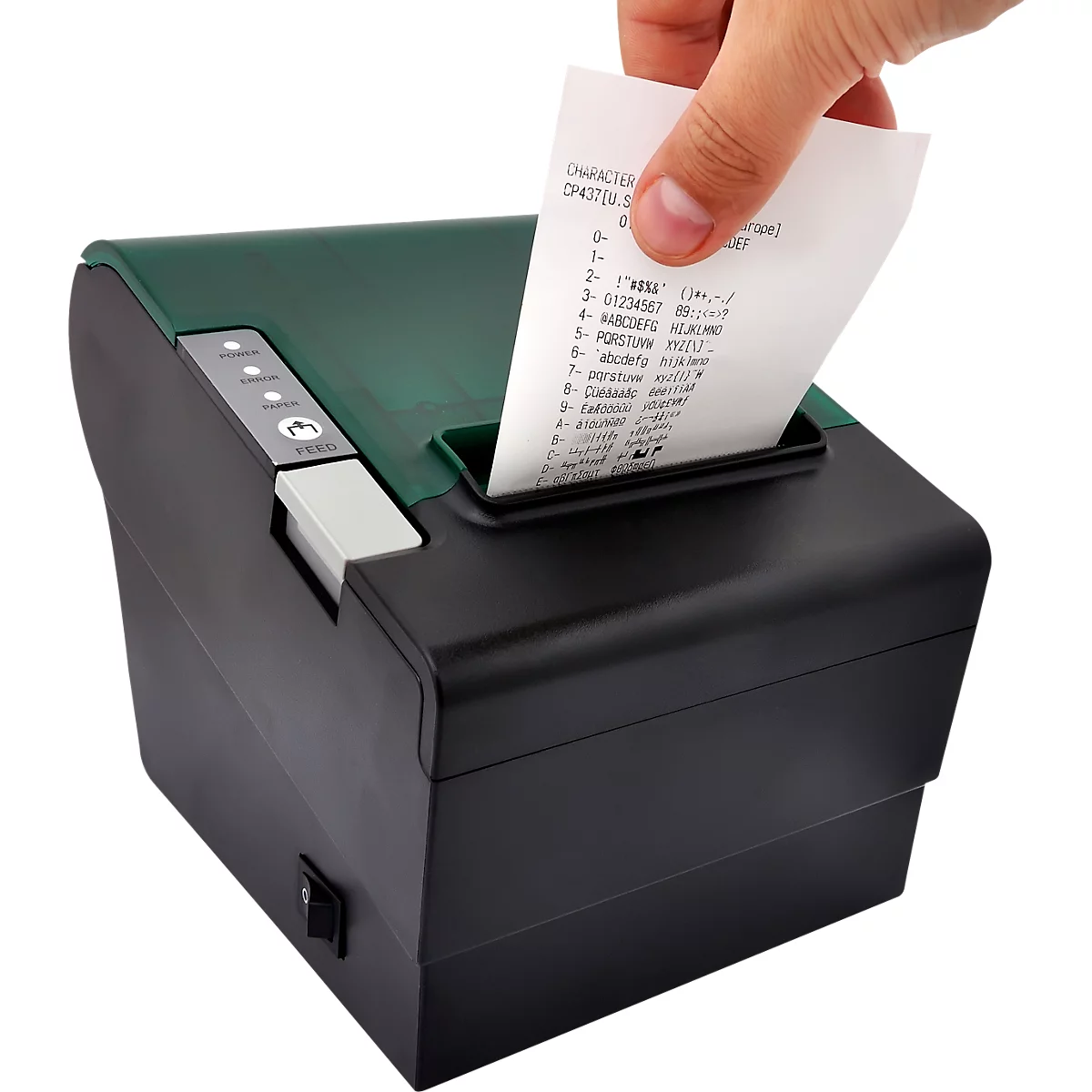 Hand zieht Kassenbon aus einem schwarzen Drucker mit grünen Akzenten. Der Bon zeigt Text.