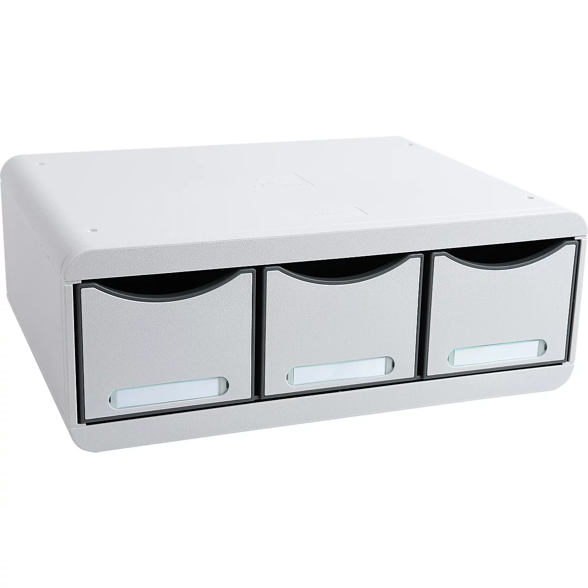 Hellgrauer Schubladenschrank mit drei Schubladen, mit Namensschildern und Griffmulden.