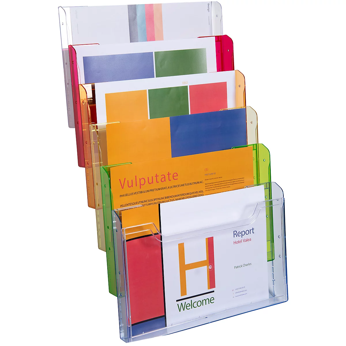 Mehrere transparente Aktenhalter mit farbigen Papieren und Beschriftungen. Ein Ordner trägt die Aufschrift "Welcome".
