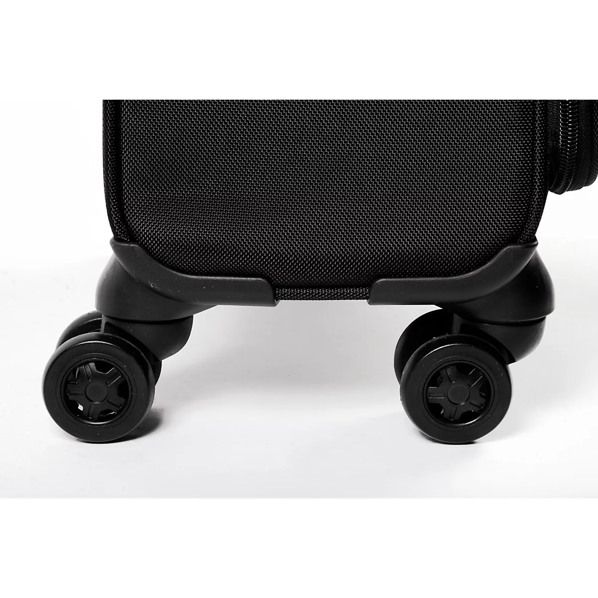 Gros plan : Roues de valise noires avec des surfaces texturées sur fond clair.