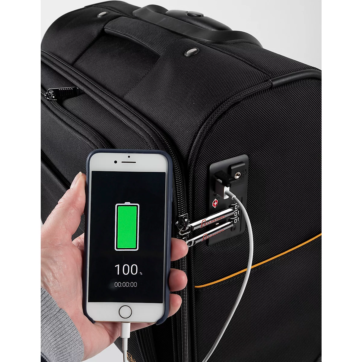 Schwarzer Koffer mit Ladefunktion. Ein Smartphone wird geladen, Akku bei 100%.
