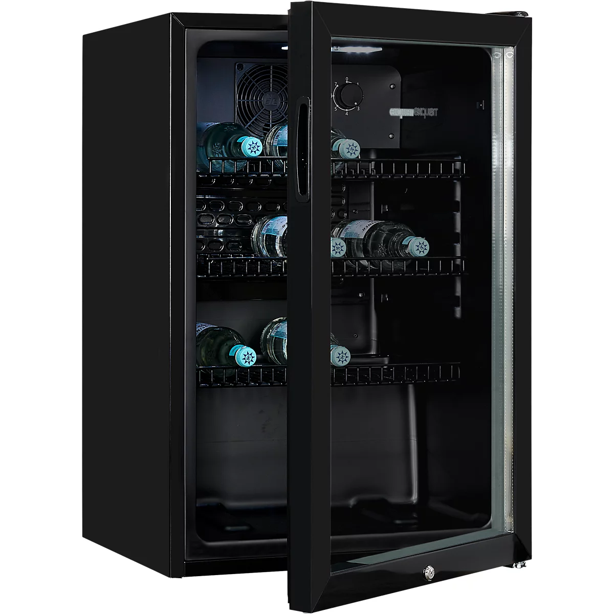 Schwarzer Weinkühlschrank mit geöffneter Glastür. Mehrere Weinflaschen sind in dem Schrank sichtbar.