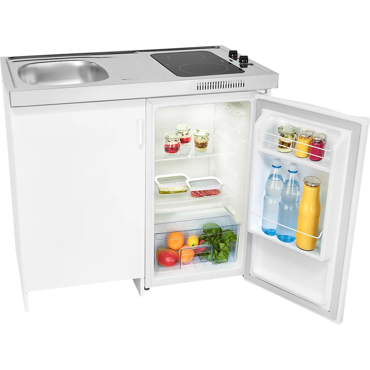 Kompaktküche mit offenem Kühlschrank, bestückt mit Lebensmitteln, daneben Spüle und Kochfeld.