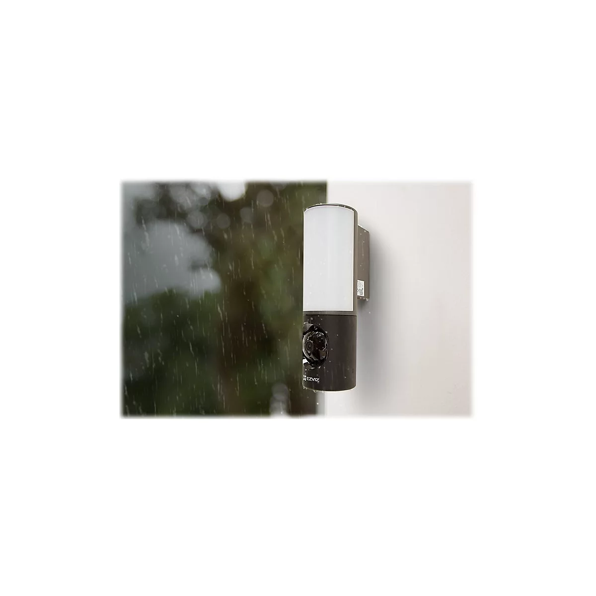 Eine Überwachungskamera an einer Hauswand im Regen. Oben eine weiße Leuchte, unten eine Kamera mit "EZVIZ"-Logo.