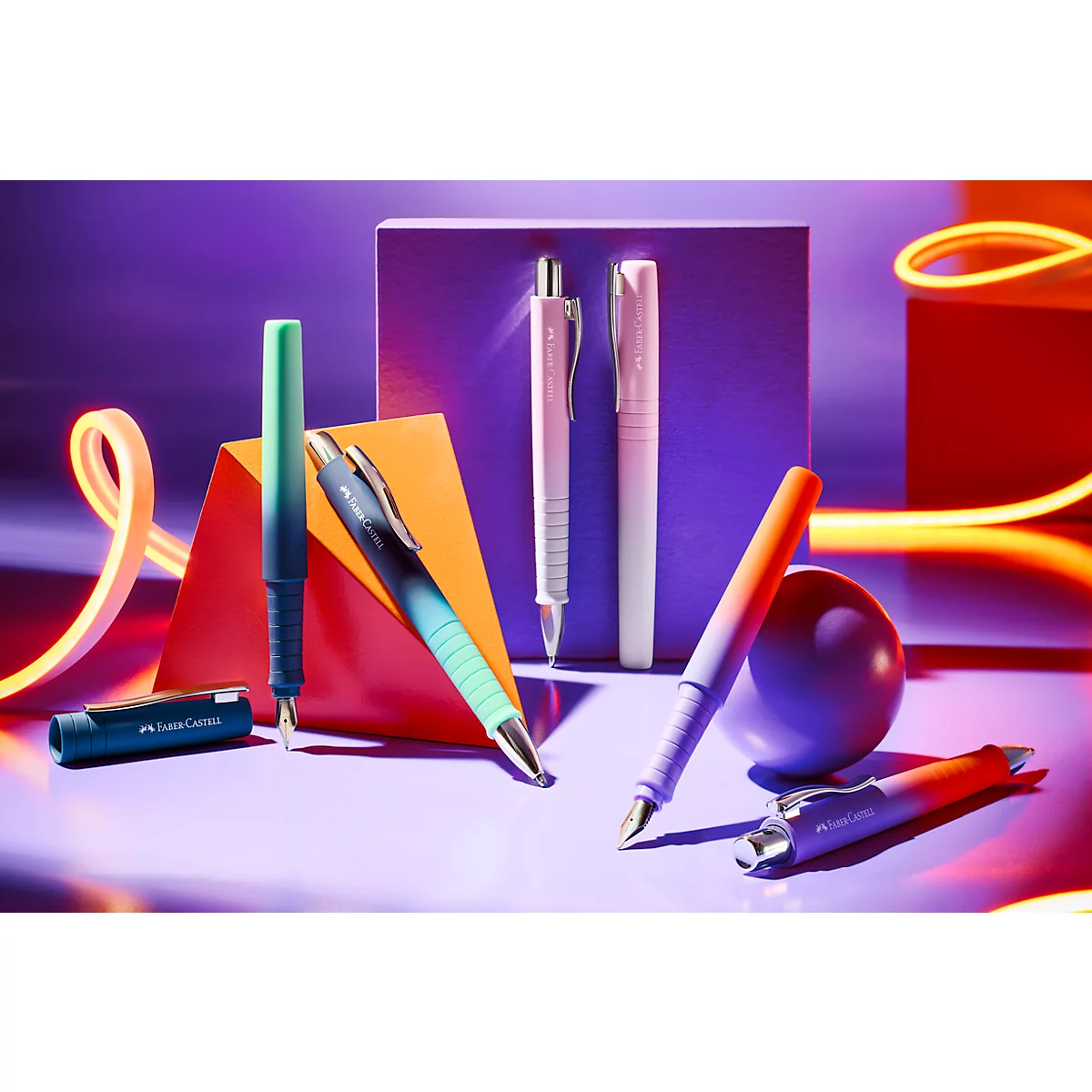 Bunte Faber-Castell Füllhalter vor geometrischen Formen in einer lebendigen Neon-Licht-Umgebung.