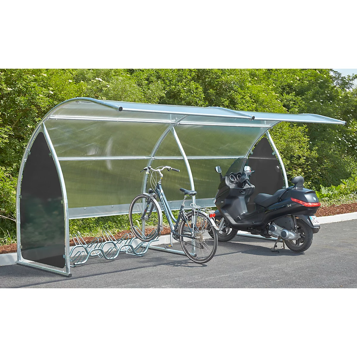 Fahrradunterstand mit Fahrrad und Motorroller. Helle Konstruktion, klarer Überstand.