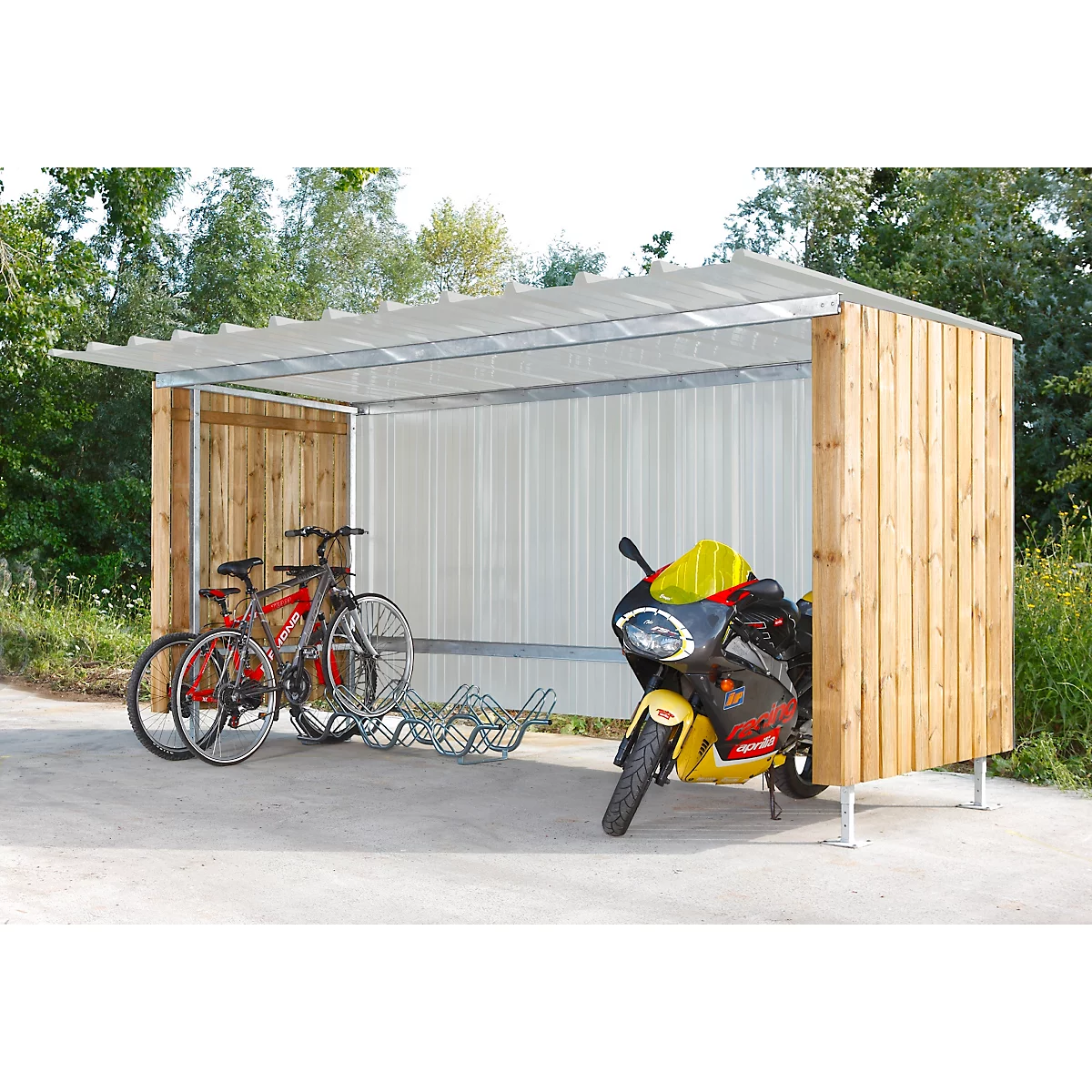 Unterstand für Fahrräder und Motorrad. Holzstruktur, Wellblechdach, zwei Fahrräder und ein gelbes Motorrad.
