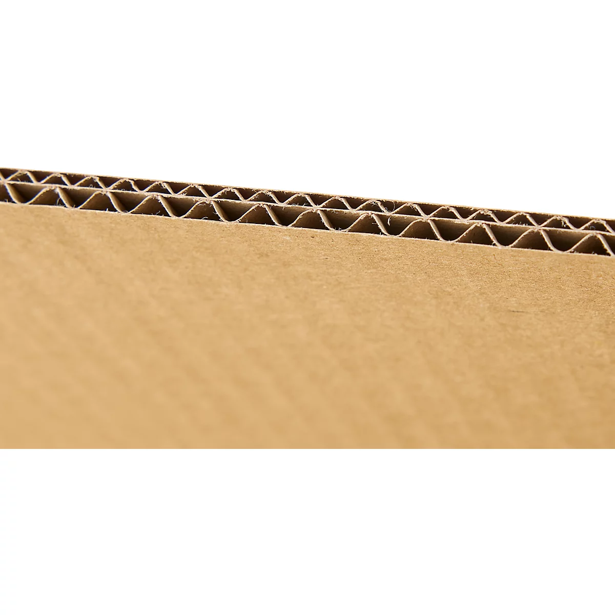 Nahaufnahme einer Wellpappe mit sichtbaren, braunen, gewellten Strukturen. Der Fokus liegt auf der detailreichen Oberfläche.