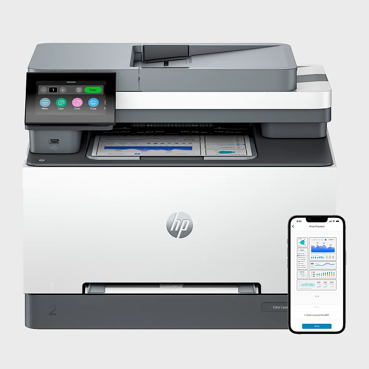 Ein Mann bedient einen Drucker an einem Schreibtisch. Der Drucker hat ein HP Logo. Im Hintergrund stehen Aktenordner.