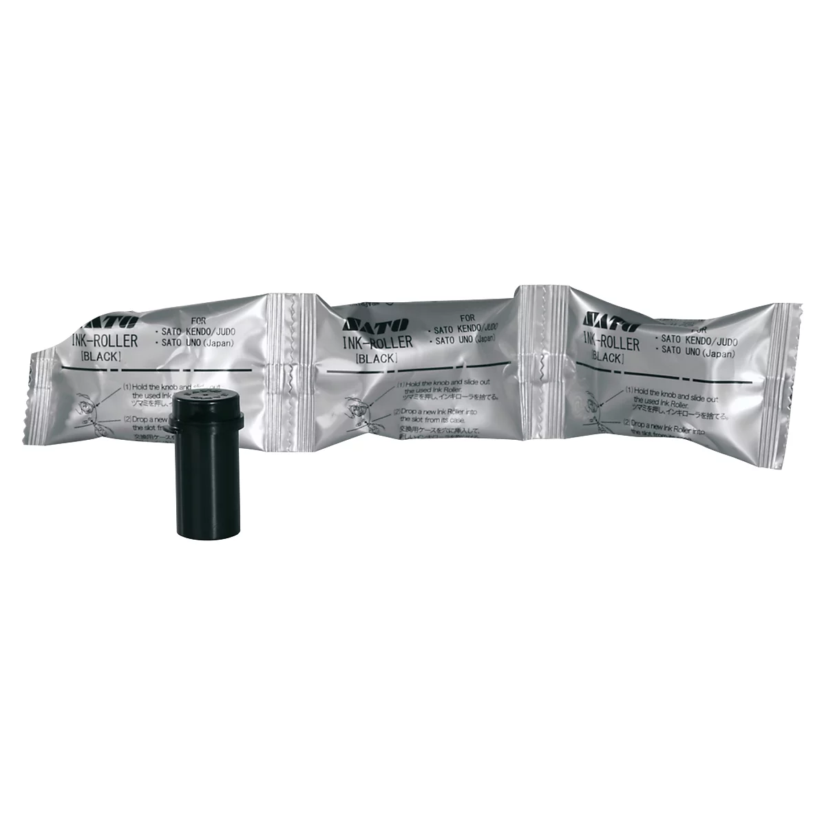 Schwarze Farbrolle für Sato-Etikettierer mit silberner, bedruckter Verpackungsfolie.
