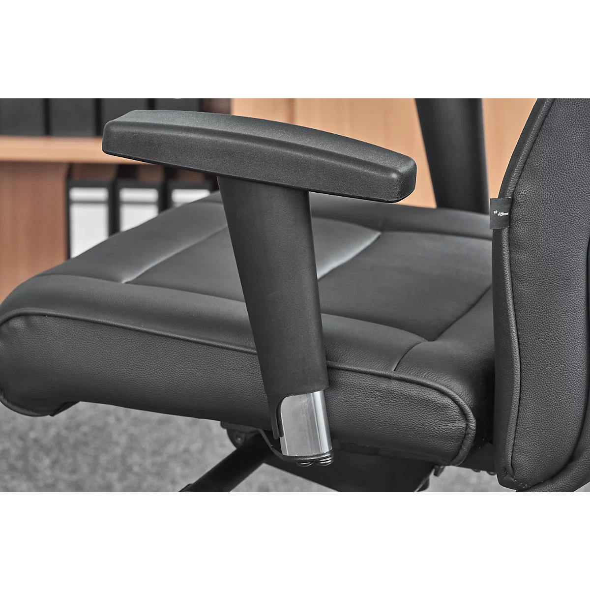 Fauteuil de direction Topstar Sitness Director, avec accoudoirs, mécanisme synchronisé 3D, siège plat, cuir véritable, noir