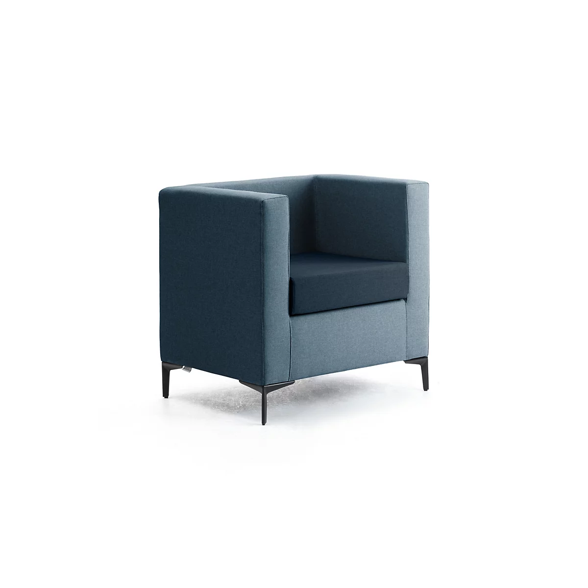 Fauteuil bleu foncé moderne au design angulaire, avec des pieds fins en métal noir sur fond blanc.