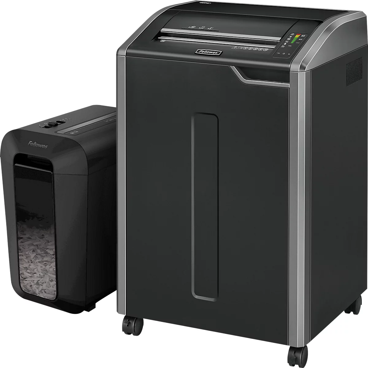 Zwei Aktenvernichter, einer klein, einer gross, stehen nebeneinander. Der grosse hat Rollen, der kleine ein Fenster für die Papierschnipsel.