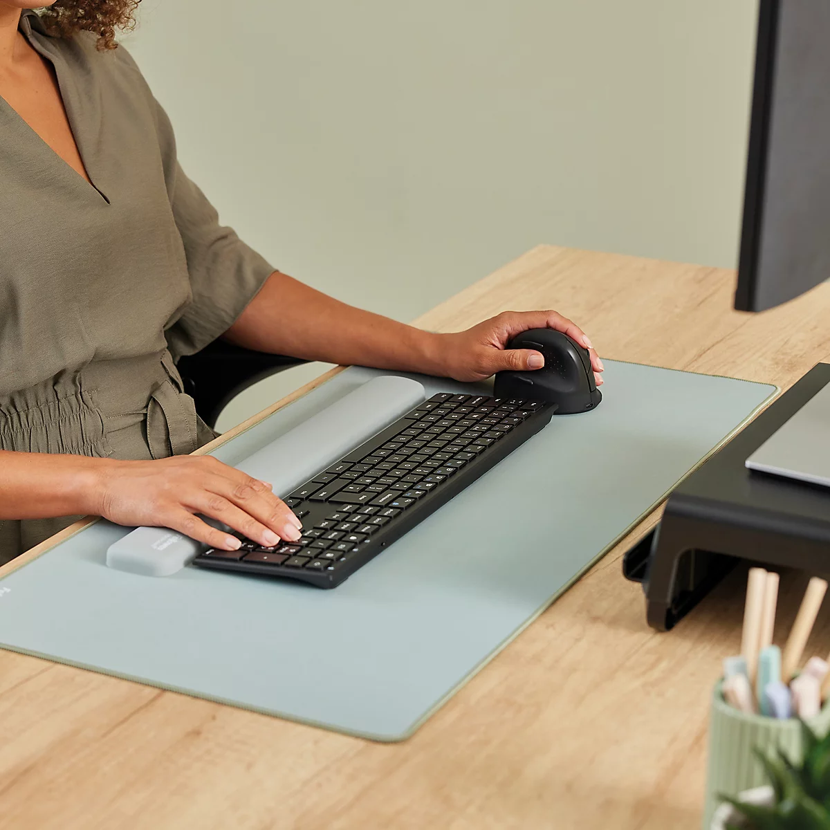 Draadloze ergonomische muis in donkergrijs. Verticaal ontwerp, met scrollwiel, USB-C poort, kleine gaatjes en belettering.