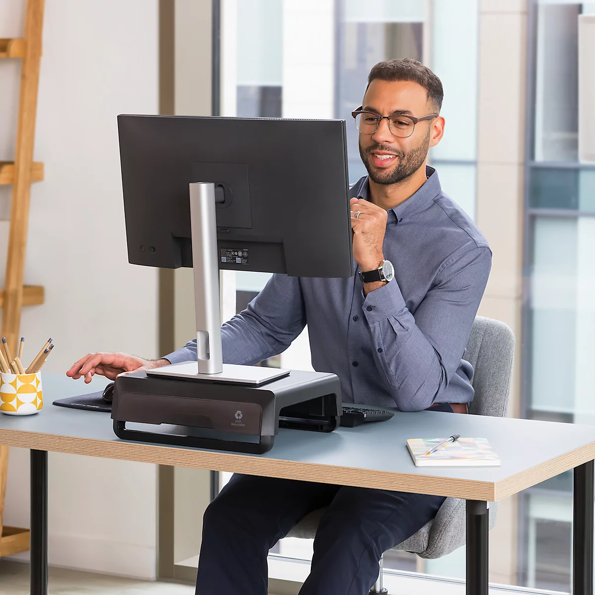 Fellowes Breyta™ monitorstandaard, 3-traps hoogteverstelbaar, B 354 x D 304 x H 82-151 mm, 100% gerecycled kunststof, zwart
