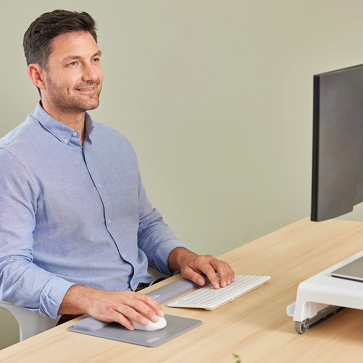 Grijs ergonomisch muismatje met polssteun, rechthoekig met afgeronde hoeken. De merknaam Fellowes staat rechtsboven.