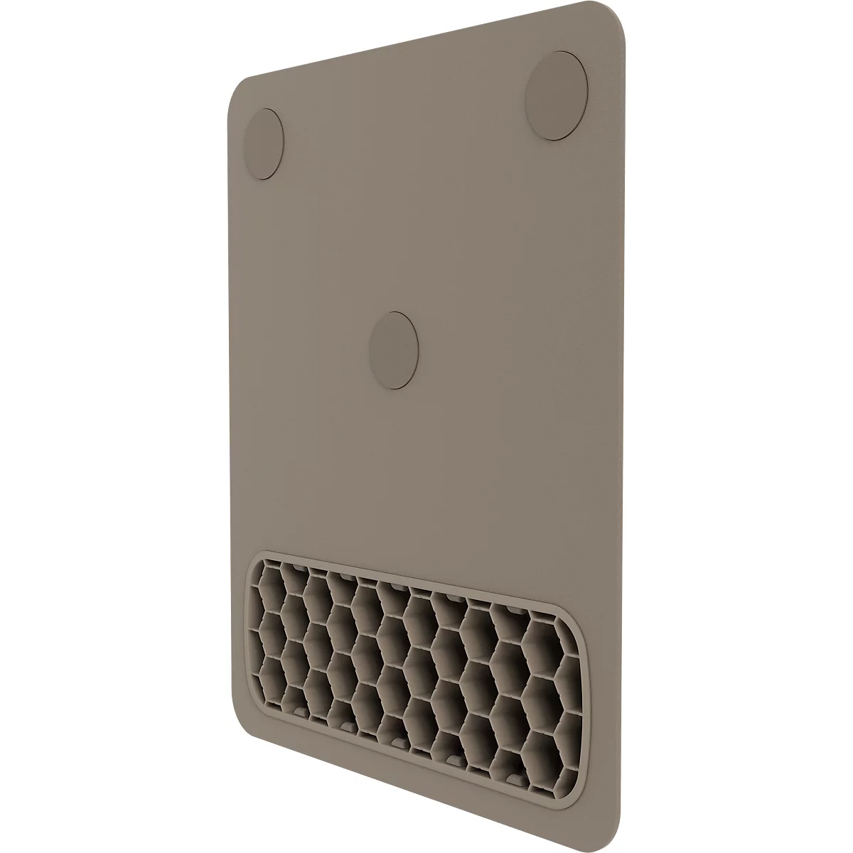 Close-up van een persoon die werkt met een toetsenbord en muis op een bureau. Hand met gouden ring.