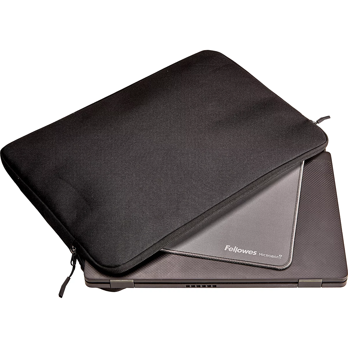 Zwarte laptoptas met rits, met een laptop erin. Het scherm van de laptop is zichtbaar.