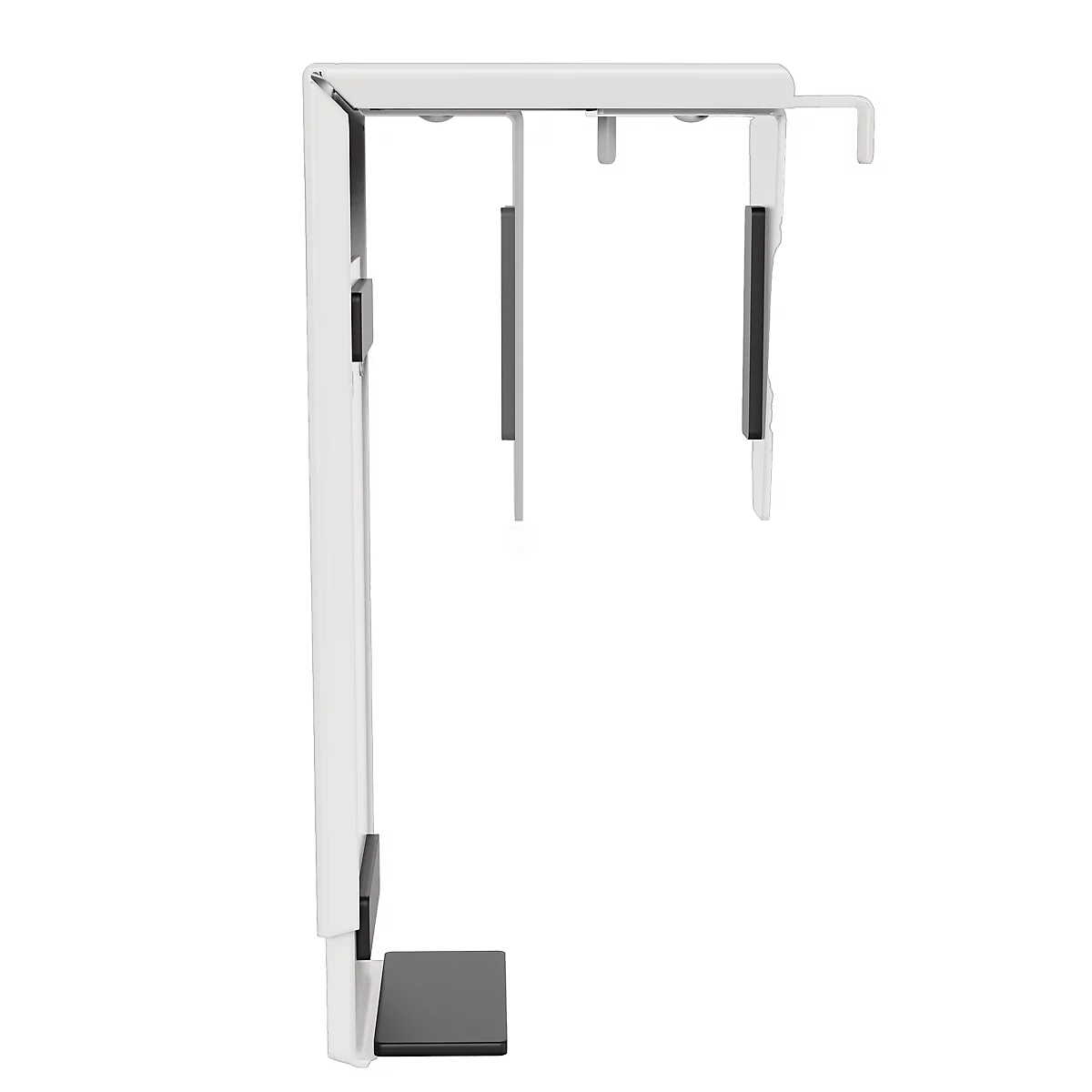 Ein höhenverstellbarer Schreibtisch mit Monitor, Tastatur und Maus. Fußstütze, Kabelmanagement und eine Pflanze sind zu sehen.