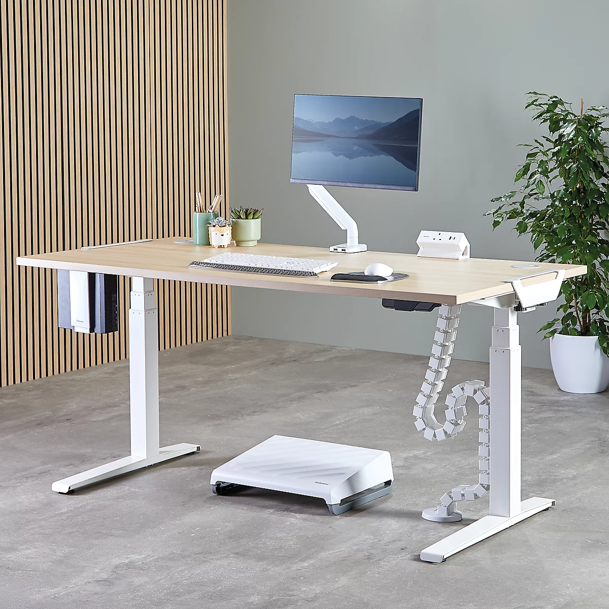 Wit, U-vormig metalen ophangstuk, met zwart rubber. Zijaanzicht.