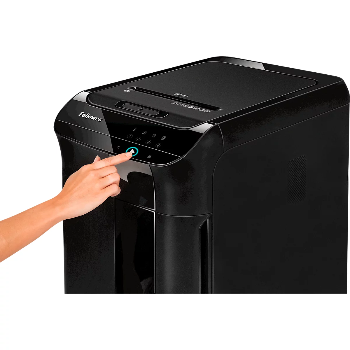 Une main appuie sur le bouton d'alimentation d'un destructeur de documents noir.