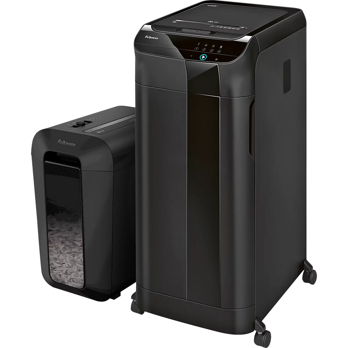 Deux déchiqueteuses de papier noires, une petite et une grande. La grande a des roues, la petite montre du papier froissé.