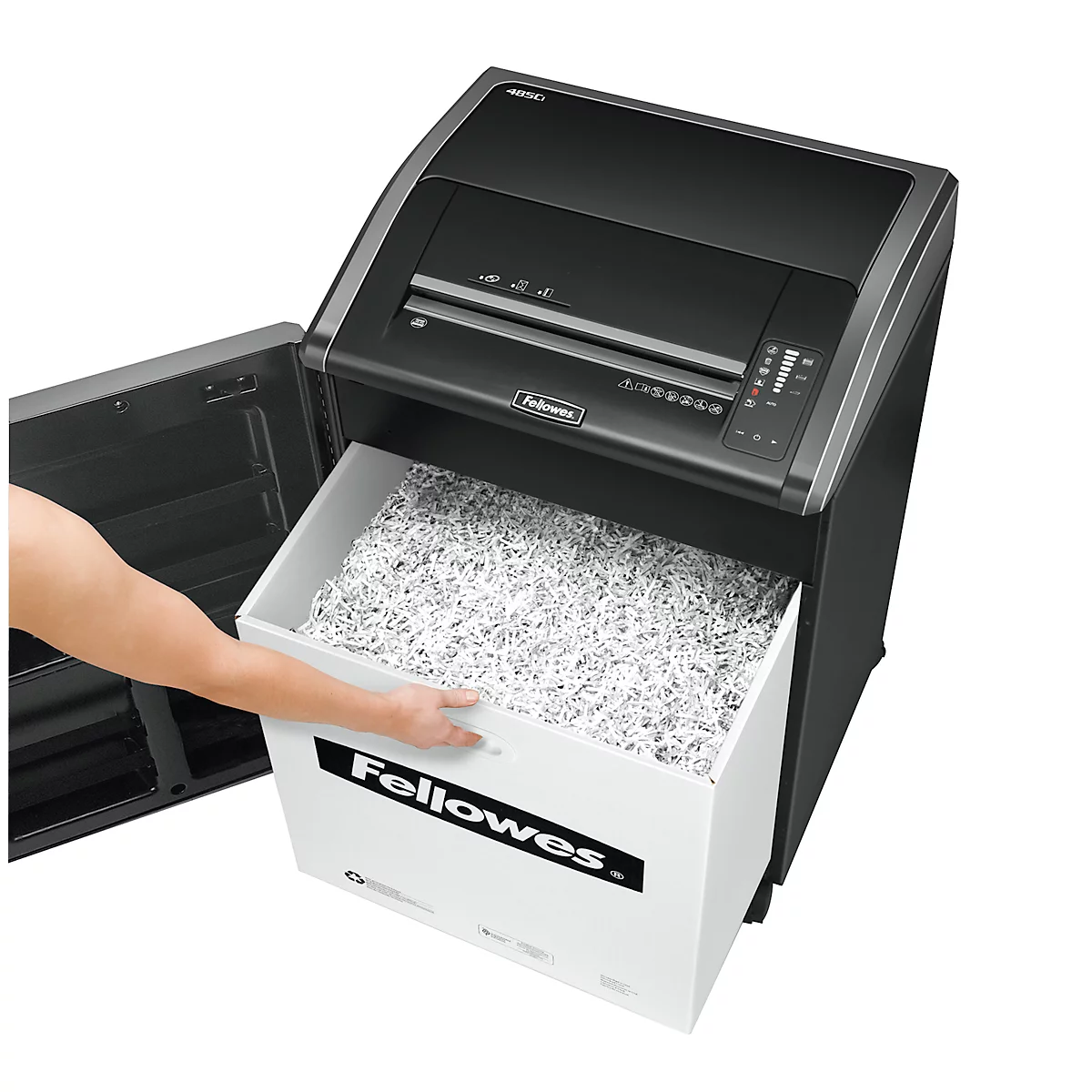 Déchiqueteuse avec bac amovible rempli de papier déchiqueté. Une main tend la main vers le conteneur.