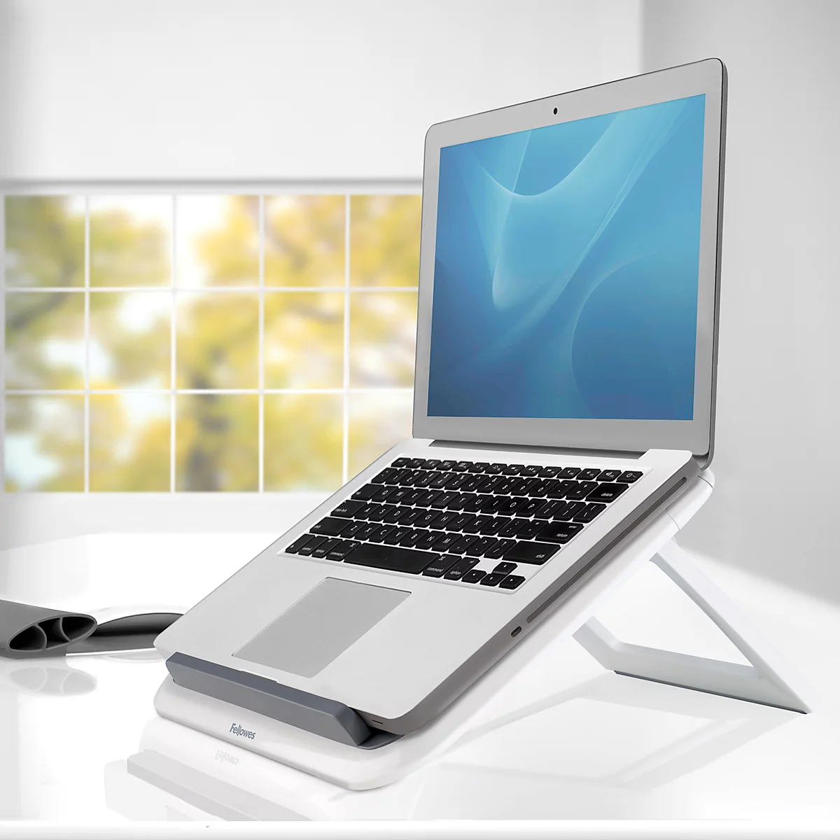 Fellowes I-Spire™ Quick Lift laptopstandaard, voor laptops tot 17″ en tot 4,5 kg, 7-staps handmatige hoogte- en hoekverstelling, opvouwbaar, wit.