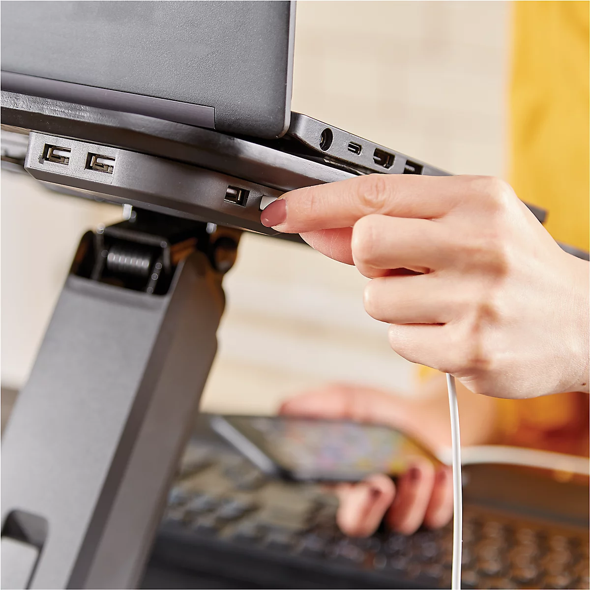 Fellowes Laptopstandaard Hana™, tot 17 inch en 4,5 kg, in hoek en hoogte verstelbaar, 90° draaibaar, USB-poorten, zwart