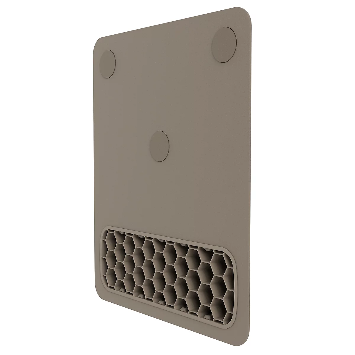 Eine lächelnde Frau sitzt an einem Schreibtisch und arbeitet am Computer. Sie trägt ein helles Oberteil und hat lockiges Haar.