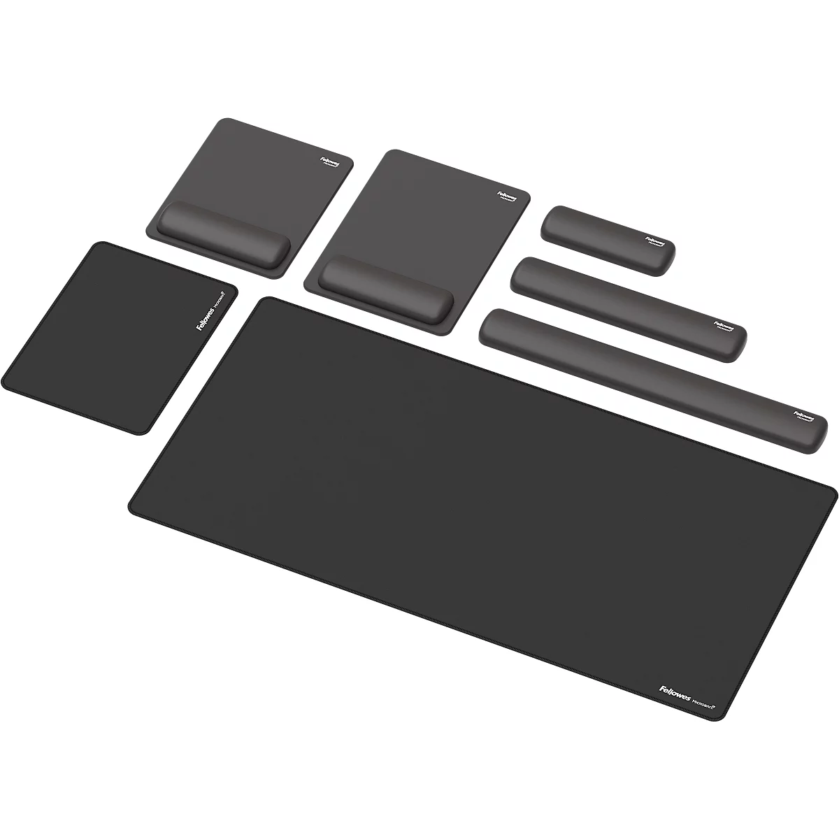 Ein Mann sitzt an einem höhenverstellbaren Schreibtisch und lächelt. Er hat eine Hand auf der Maus und die Füße auf einer Fußstütze. Auf dem Tisch steht ein Monitor.