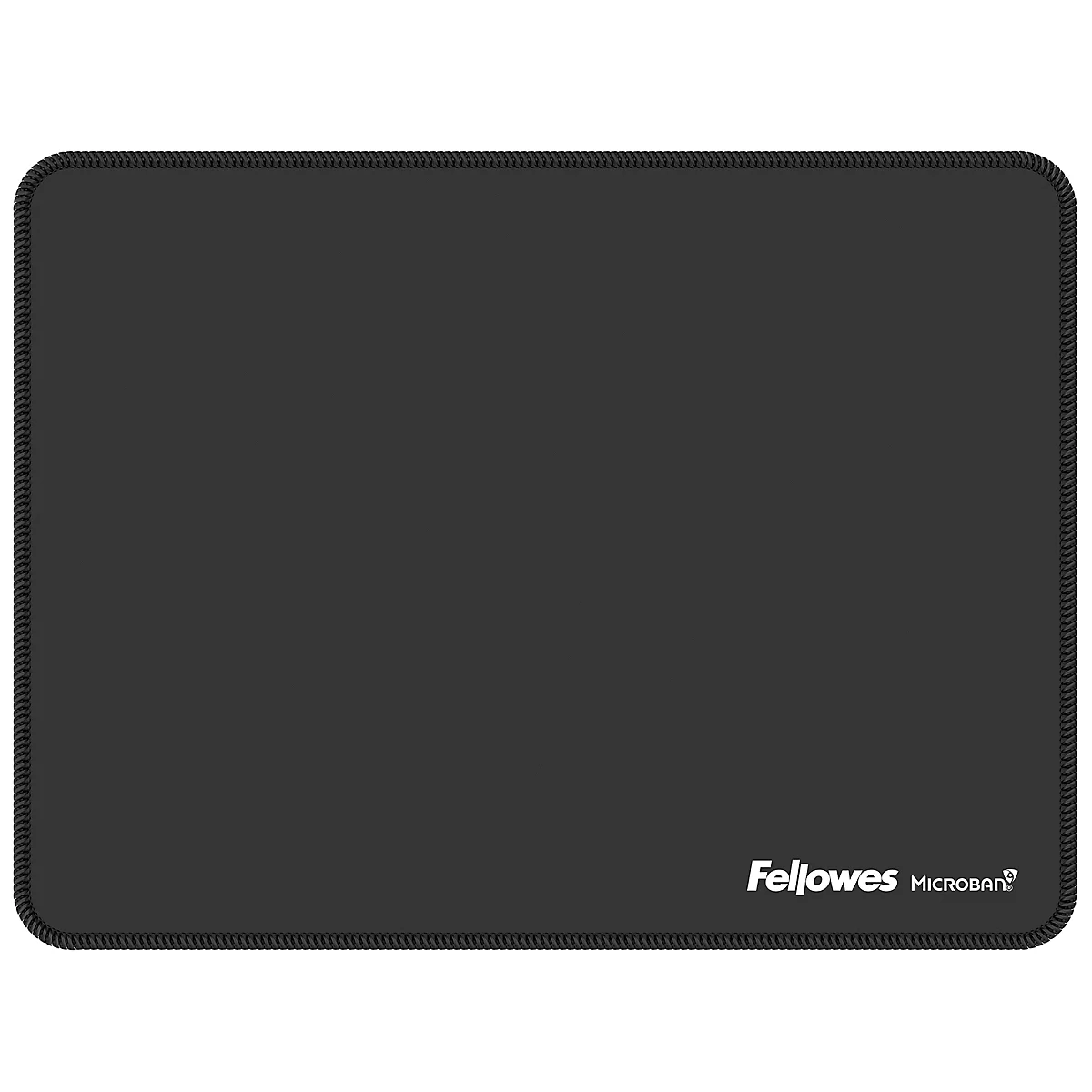 Schwarze Maus liegt auf einer schwarzen, rechteckigen Mousepad mit Logo. Auf dem Tisch liegen eine Tastatur und ein Laptop-Ständer.
