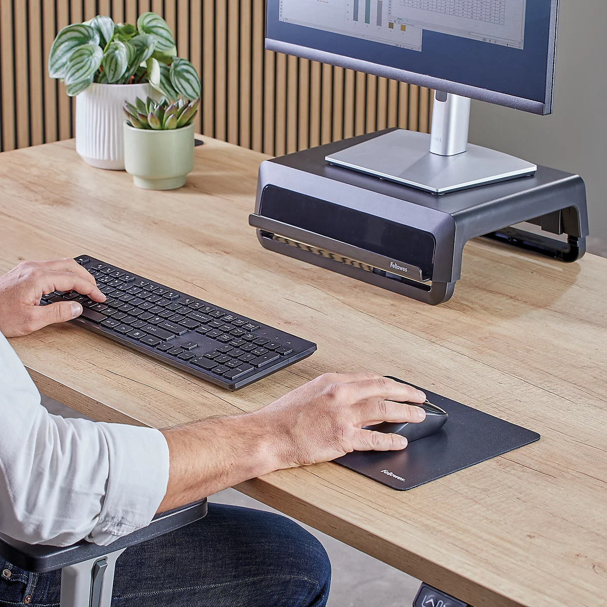Schwarzes rechteckiges Mauspad mit abgerundeten Ecken und dem Fellowes-Logo in der unteren rechten Ecke.