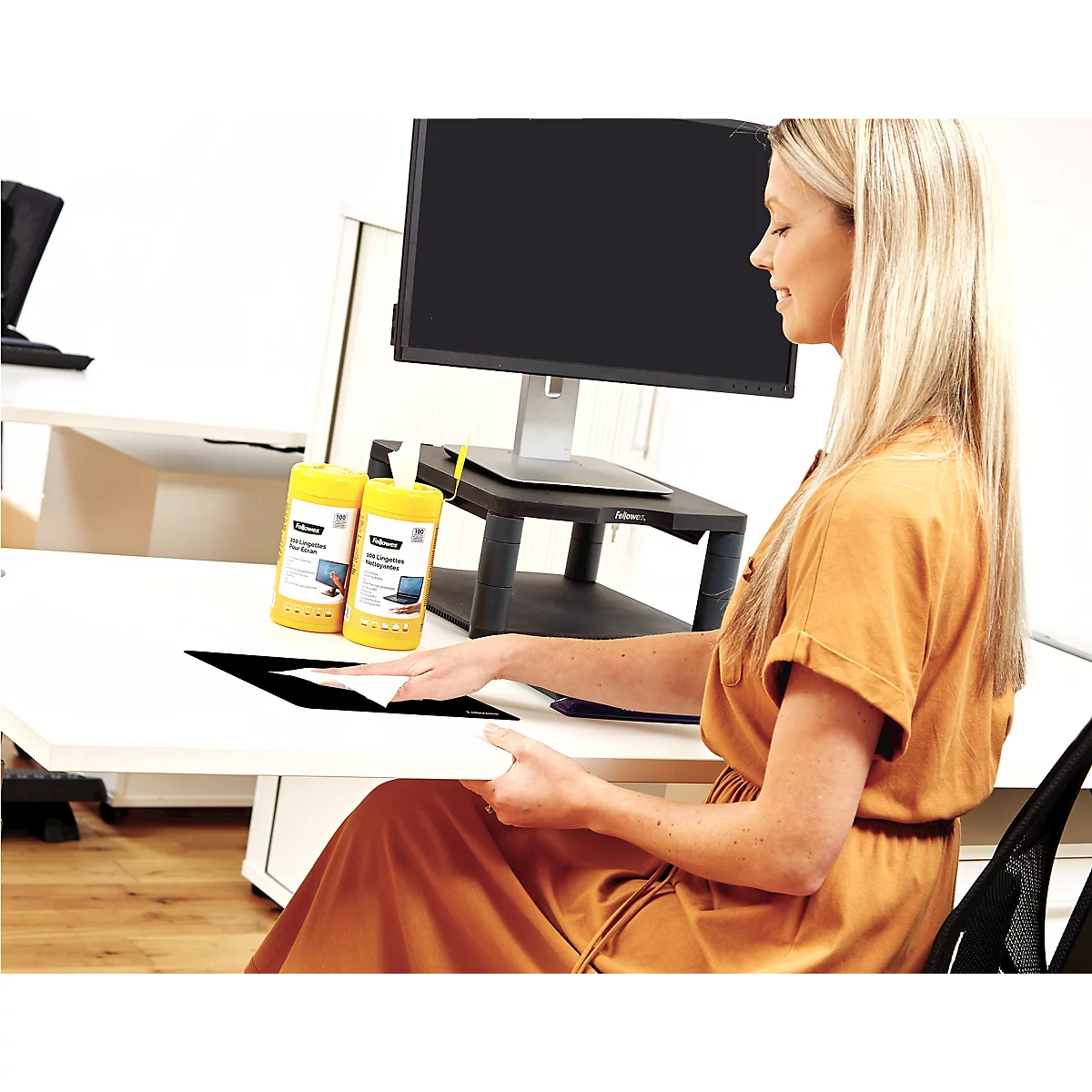 Schwarzes rechteckiges Mousepad, abgerundete Ecken. Am unteren rechten Rand steht "Fellowes".