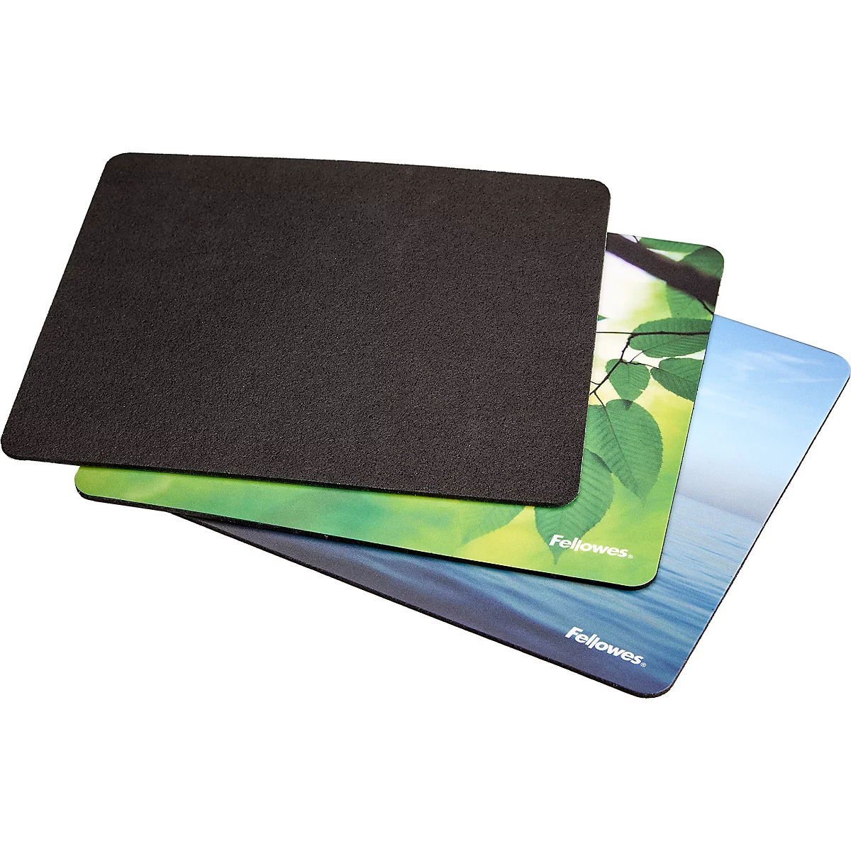 Drei Mousepads übereinander, das oberste schwarz, die anderen mit Naturmotiven und Logo.