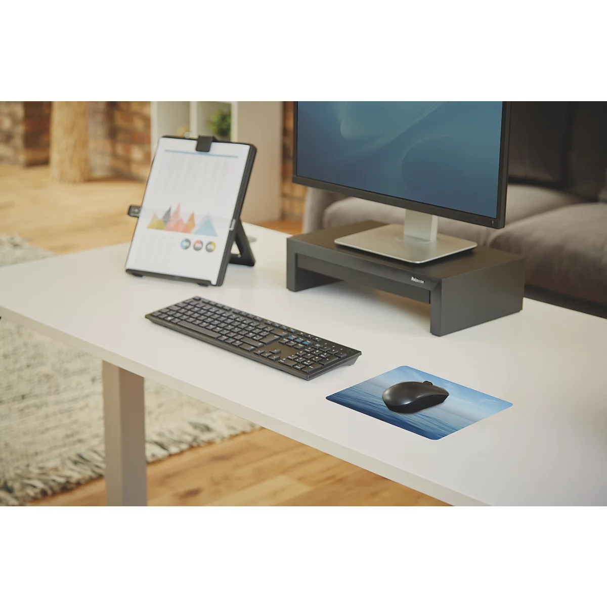 Hand op blauw patroon muismat met zwarte muis.