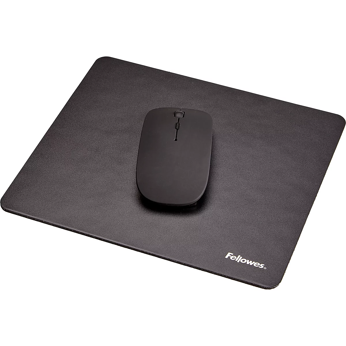 Zwarte computermuis op zwarte muismat. De muismat heeft afgeronde hoeken en de opdruk "Fellowes."