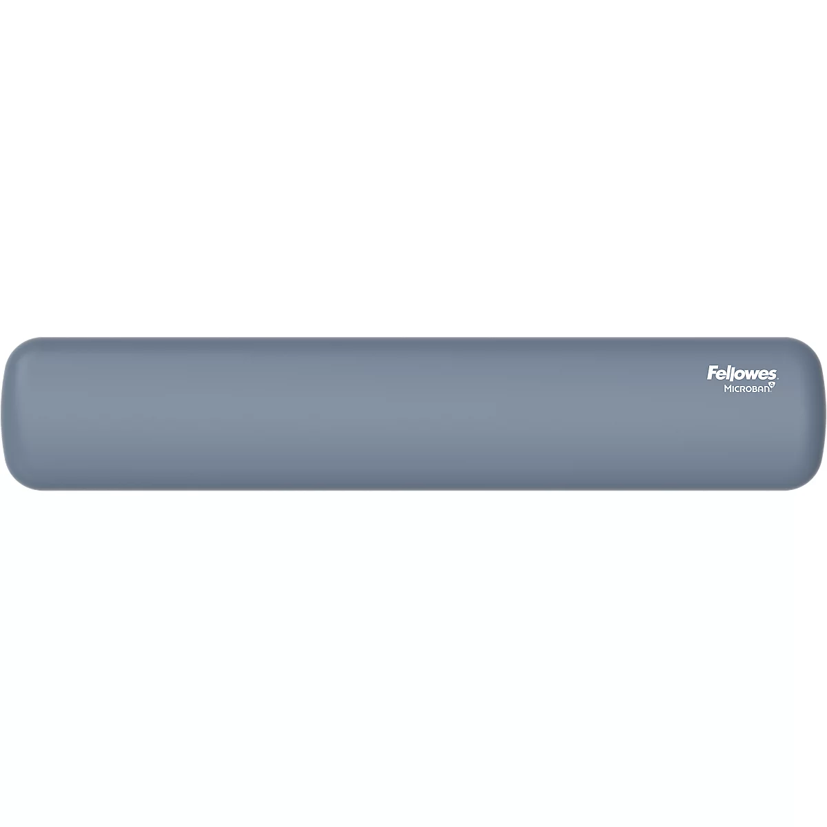 Un homme est assis à un bureau réglable en hauteur, regardant sur le côté. Il porte une chemise bleue et un pantalon bleu foncé.