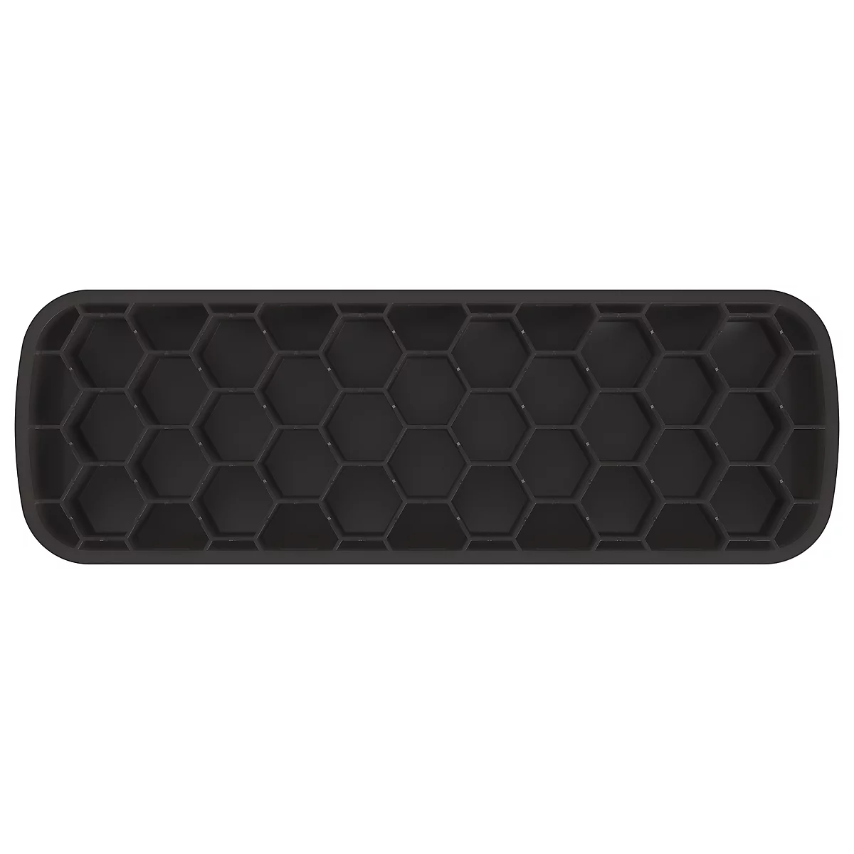 Gros plan d'une personne travaillant sur un clavier blanc sur un bureau. Sur le bureau se trouvent une souris et un repose-poignet.