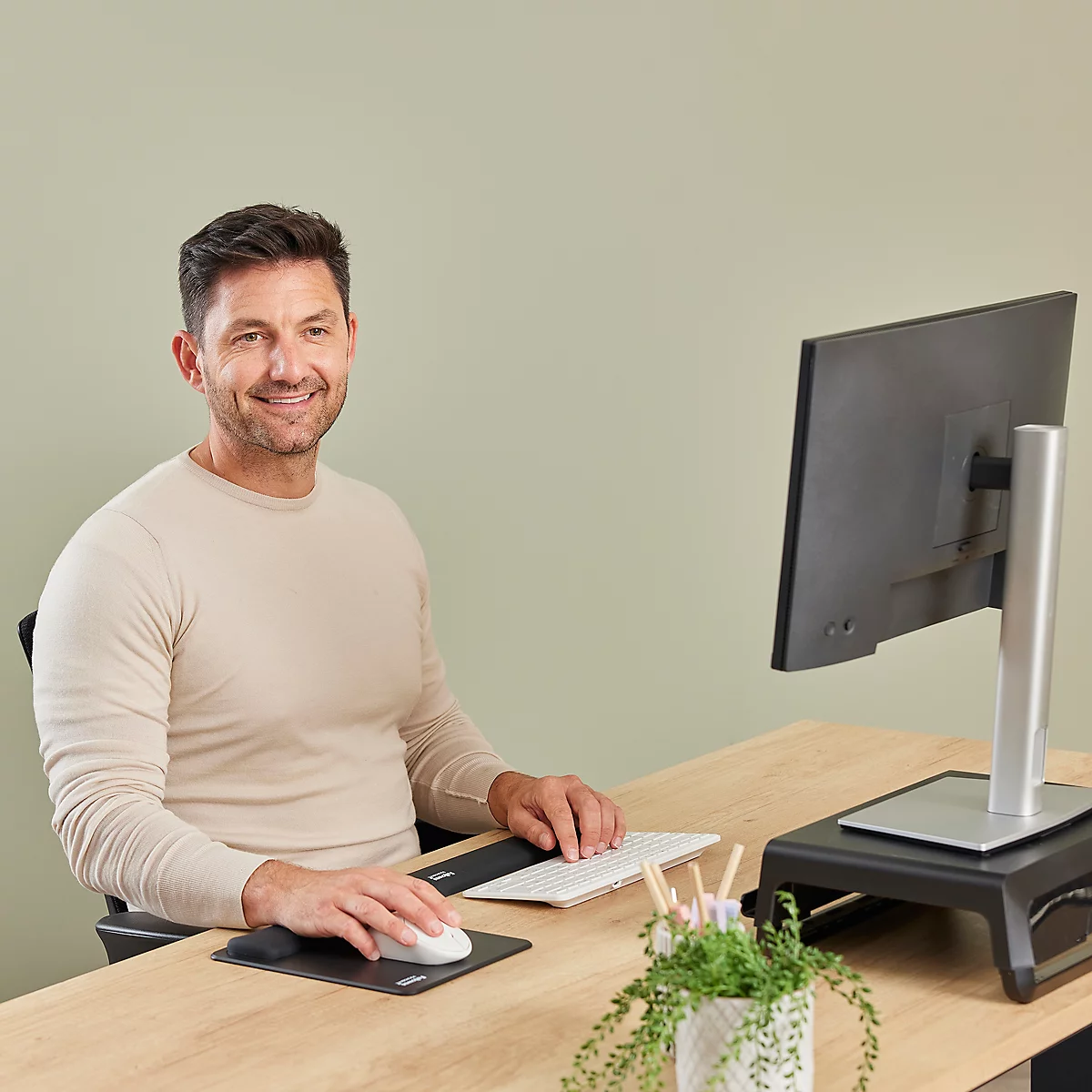 Ensemble de bureau ergonomique marron clair, composé d'un tapis de souris, d'un repose-poignet, d'un repose-clavier.