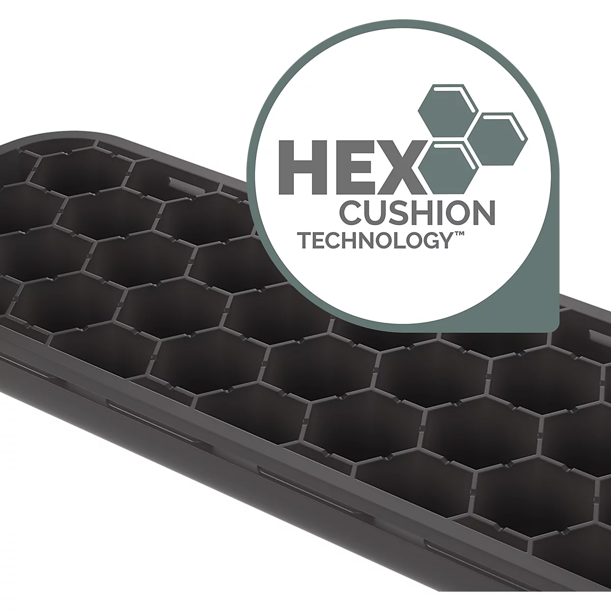 Gros plan d'une grille noire en nid d'abeille, avec un logo blanc indiquant "HEX CUSHION TECHNOLOGY".
