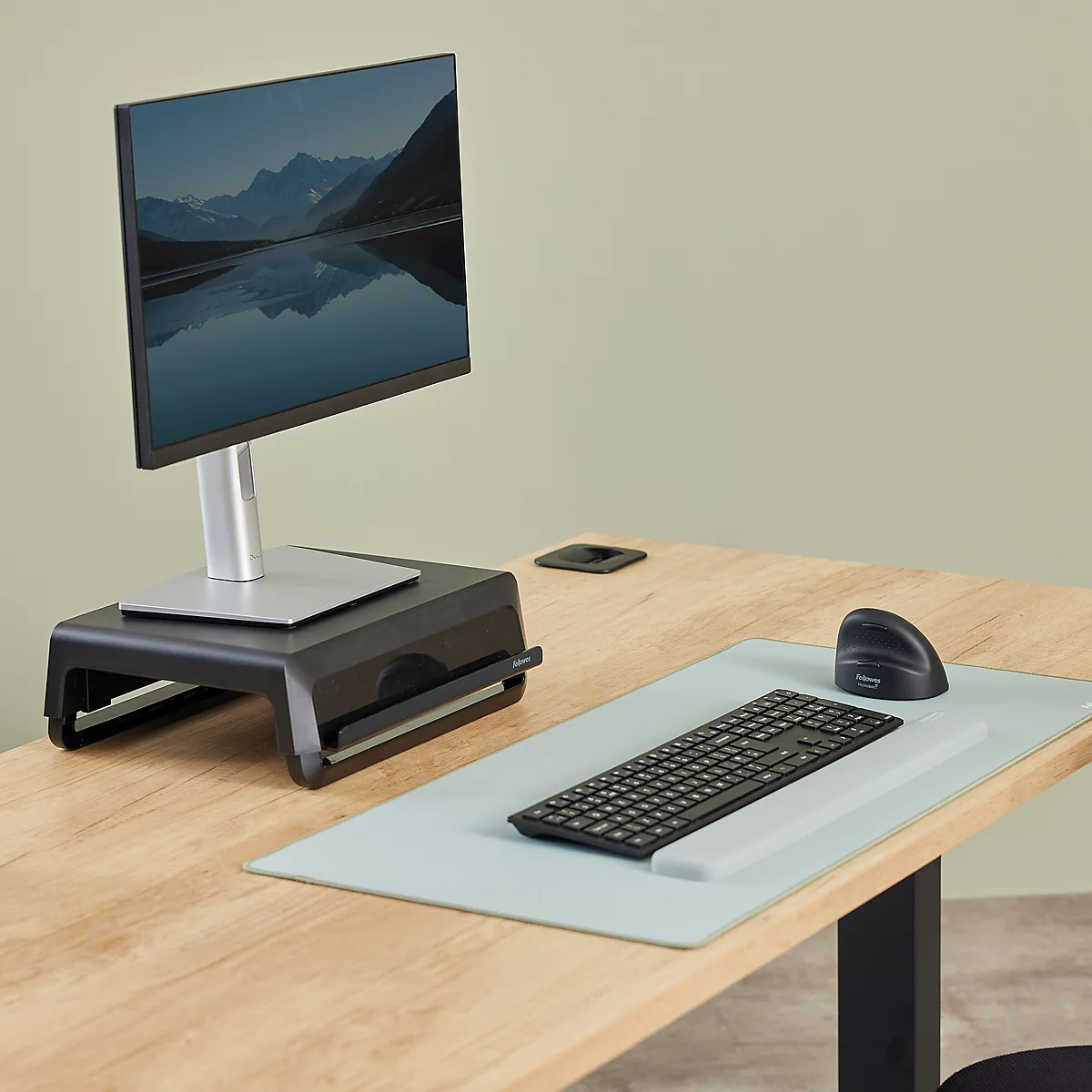 Souris ergonomique gris foncé. Petites bosses sur le côté.