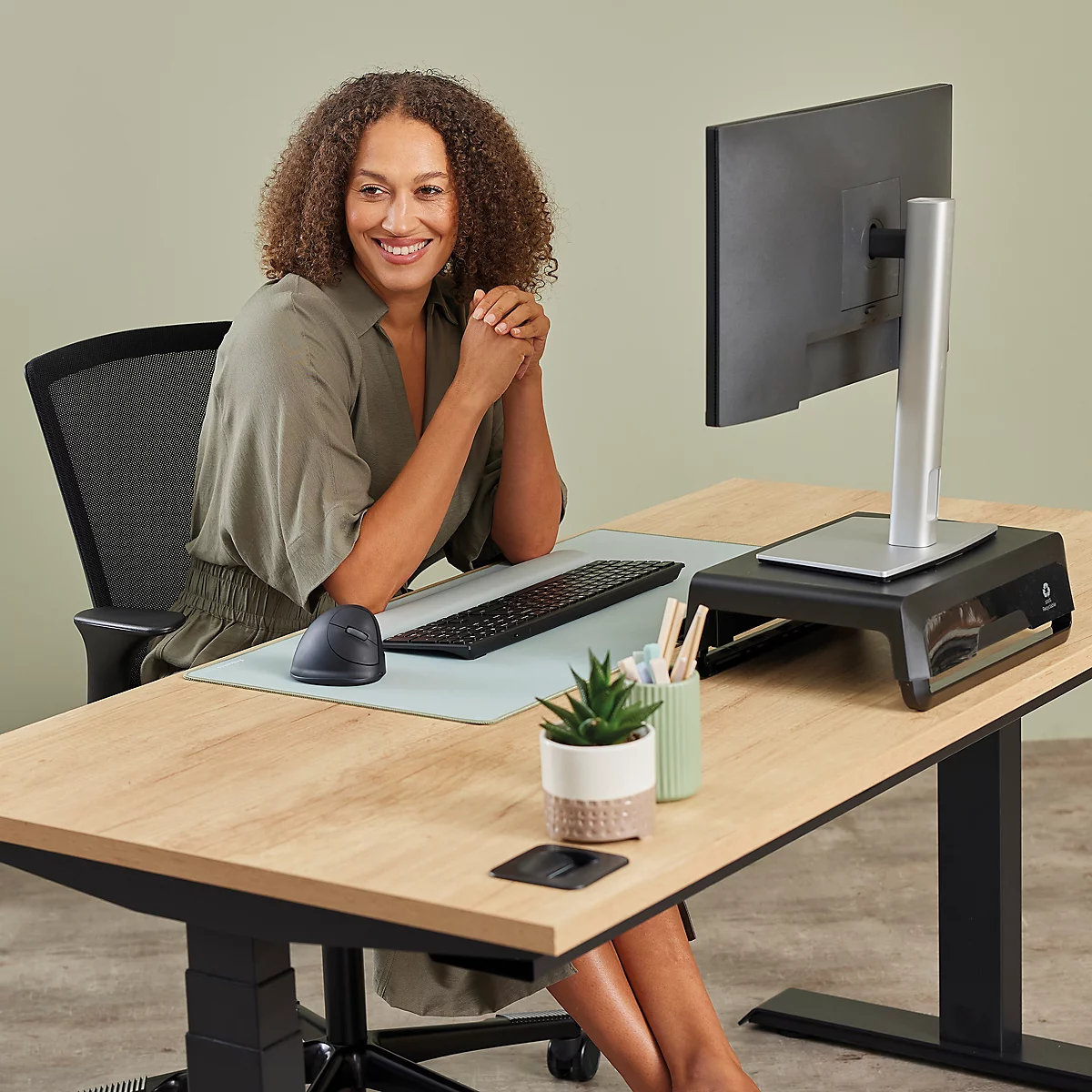 Souris verticale ergonomique grise. Elle a une forme verticale pour une meilleure posture de la main et moins de tension. Dispose d'une molette de défilement et d'un port USB-C.